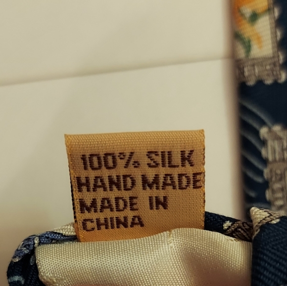 Tommy Bahama handmade silk tie - floral postage stamps - Picture 8 of 8